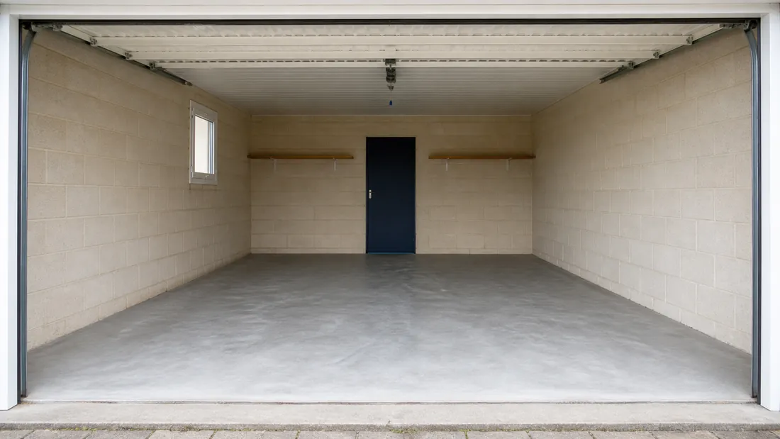 Garage vide et propre après une intervention de débarras